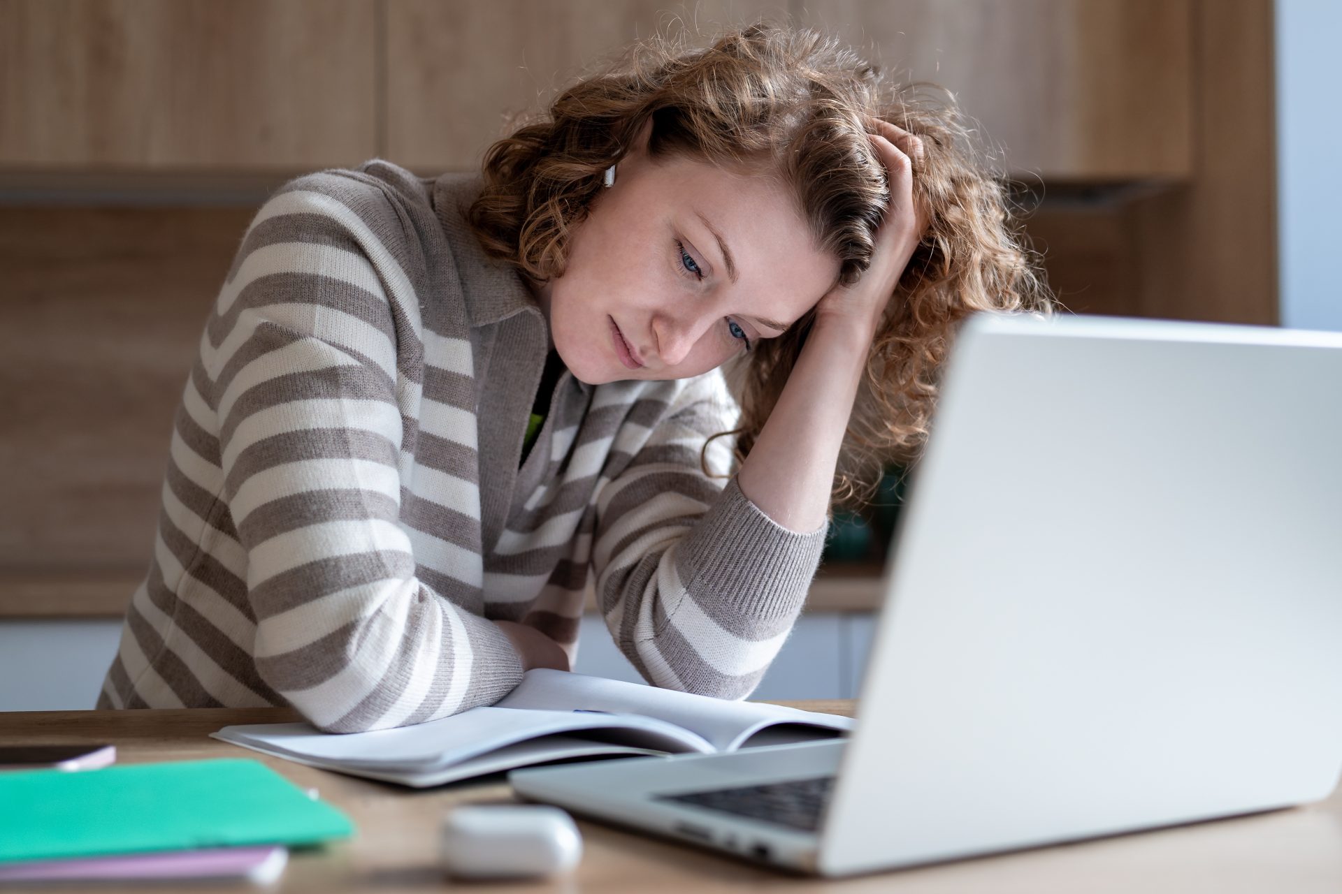 donna stanca e stressata al computer