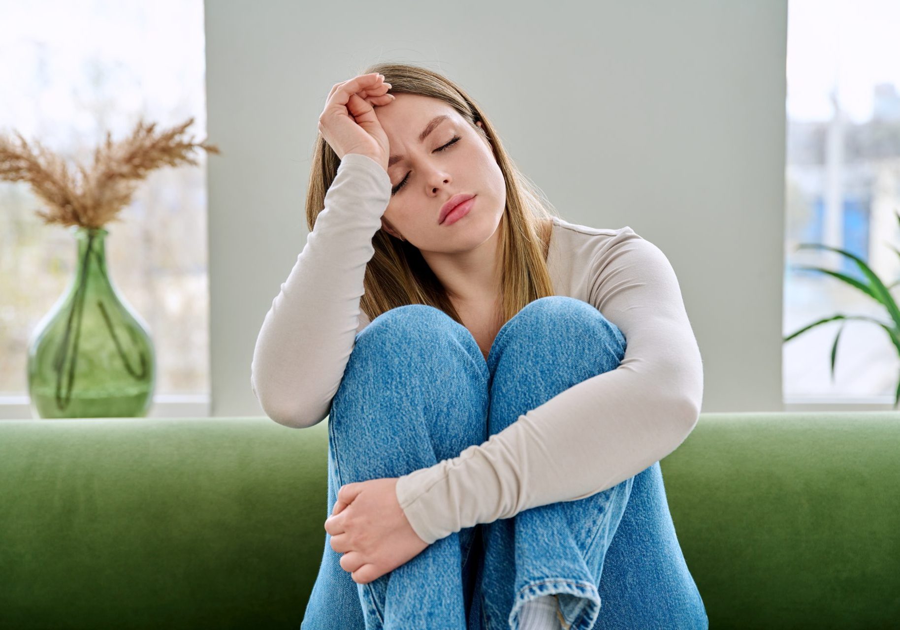 giovane donna stressata sul divano