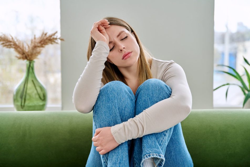 giovane donna stressata sul divano