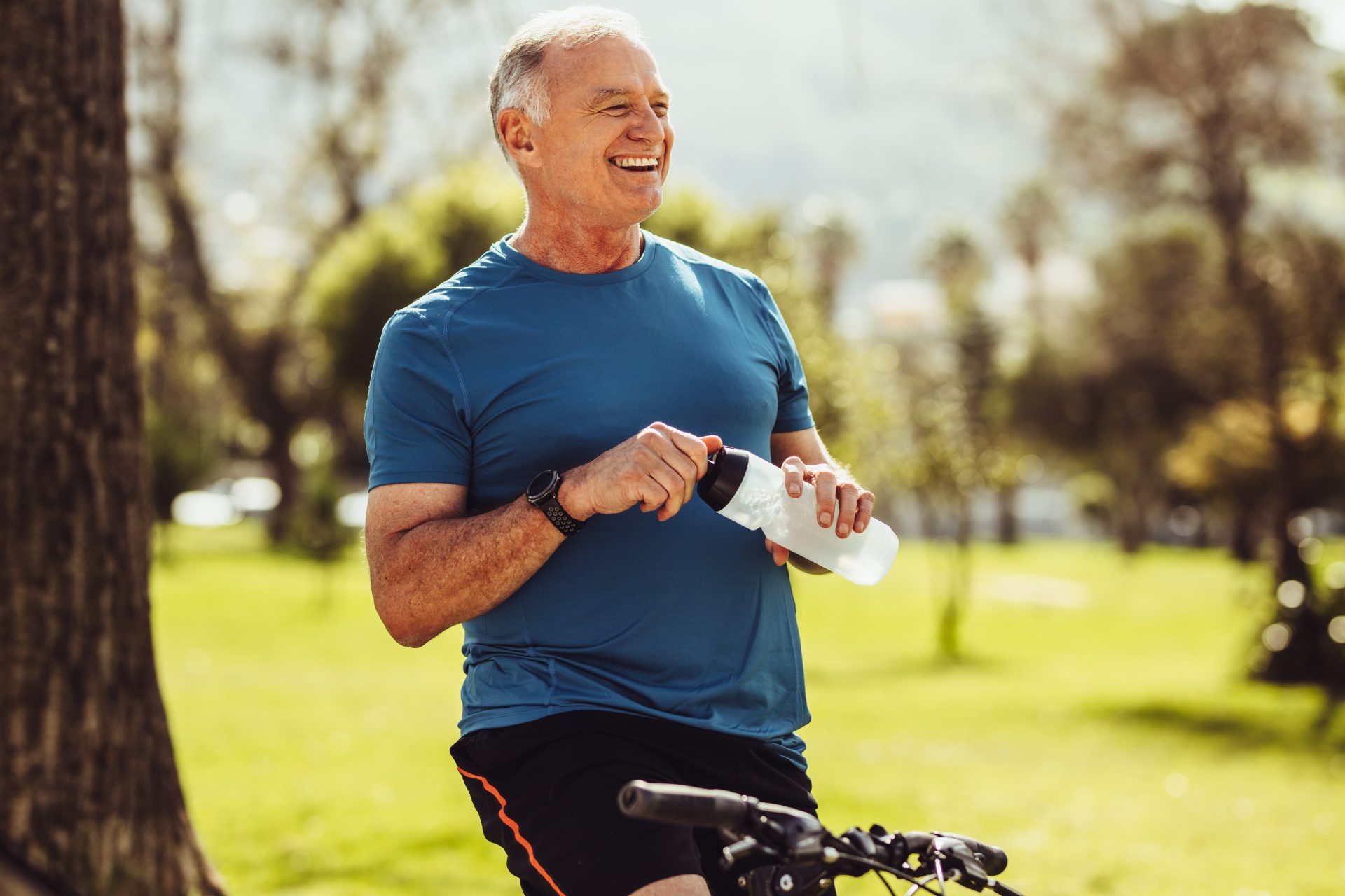 uomo anziano in bici al parco