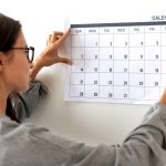 donna osserva calendario
