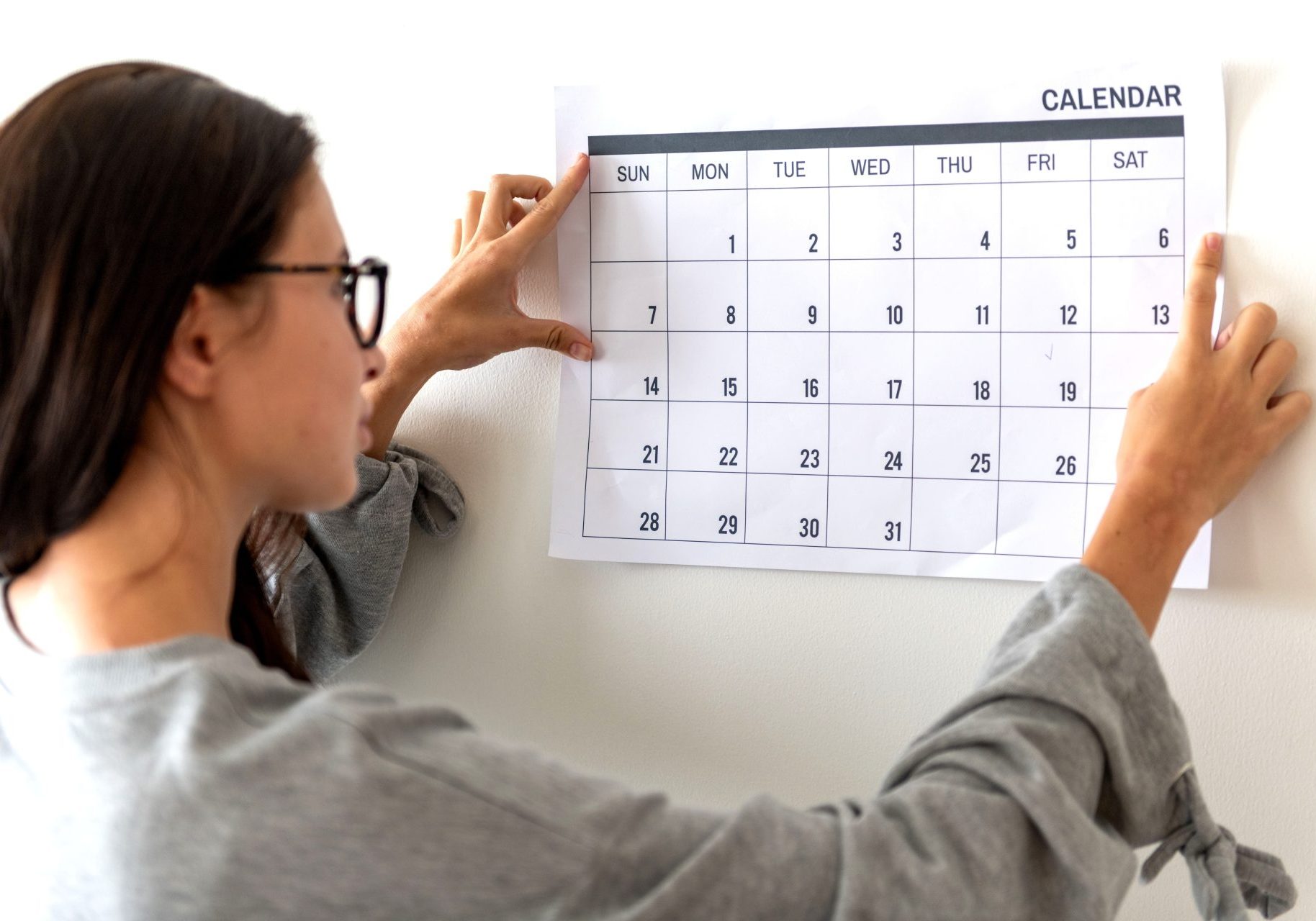 donna osserva calendario