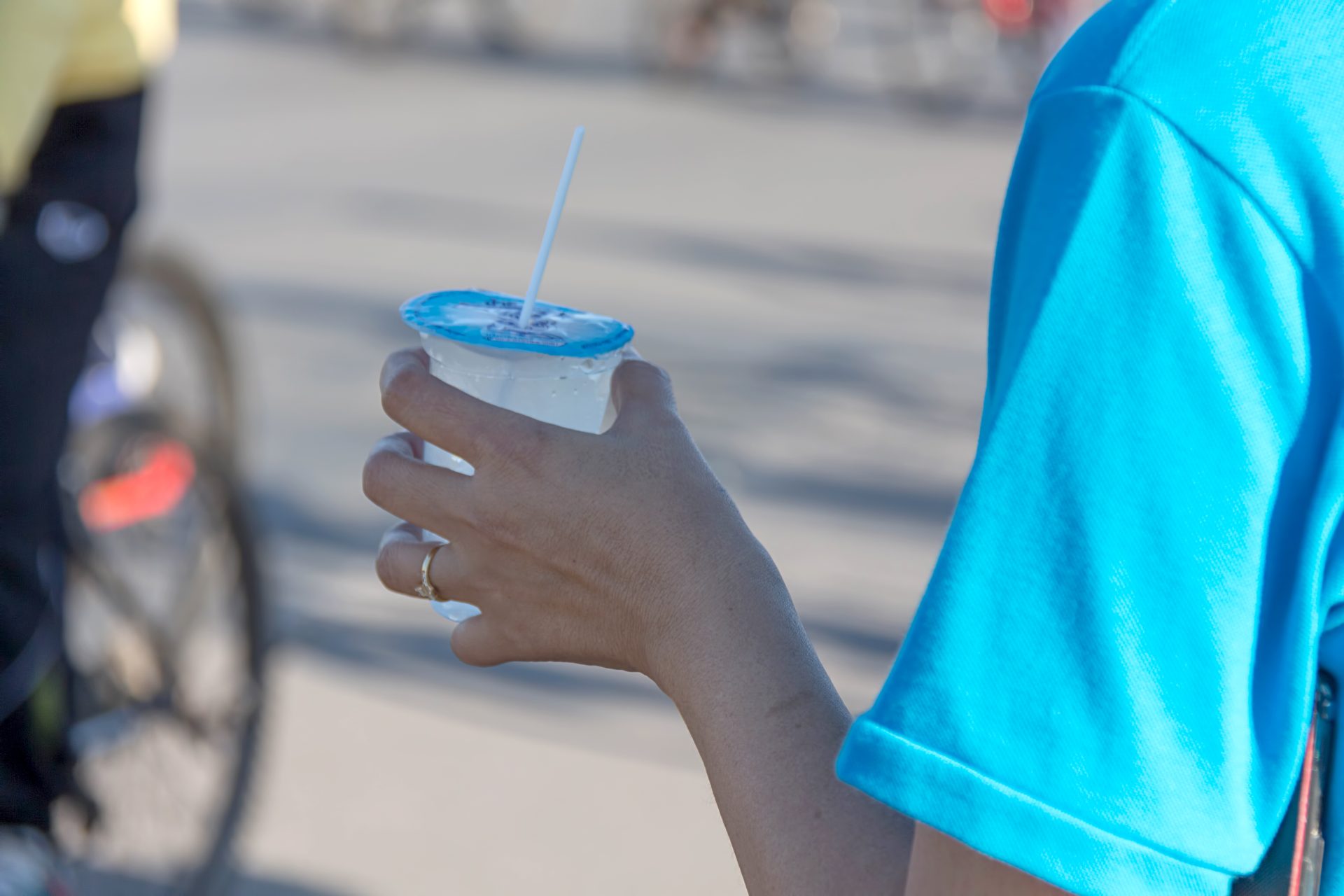 persona con bevanda fresca in bicchiere di plastica