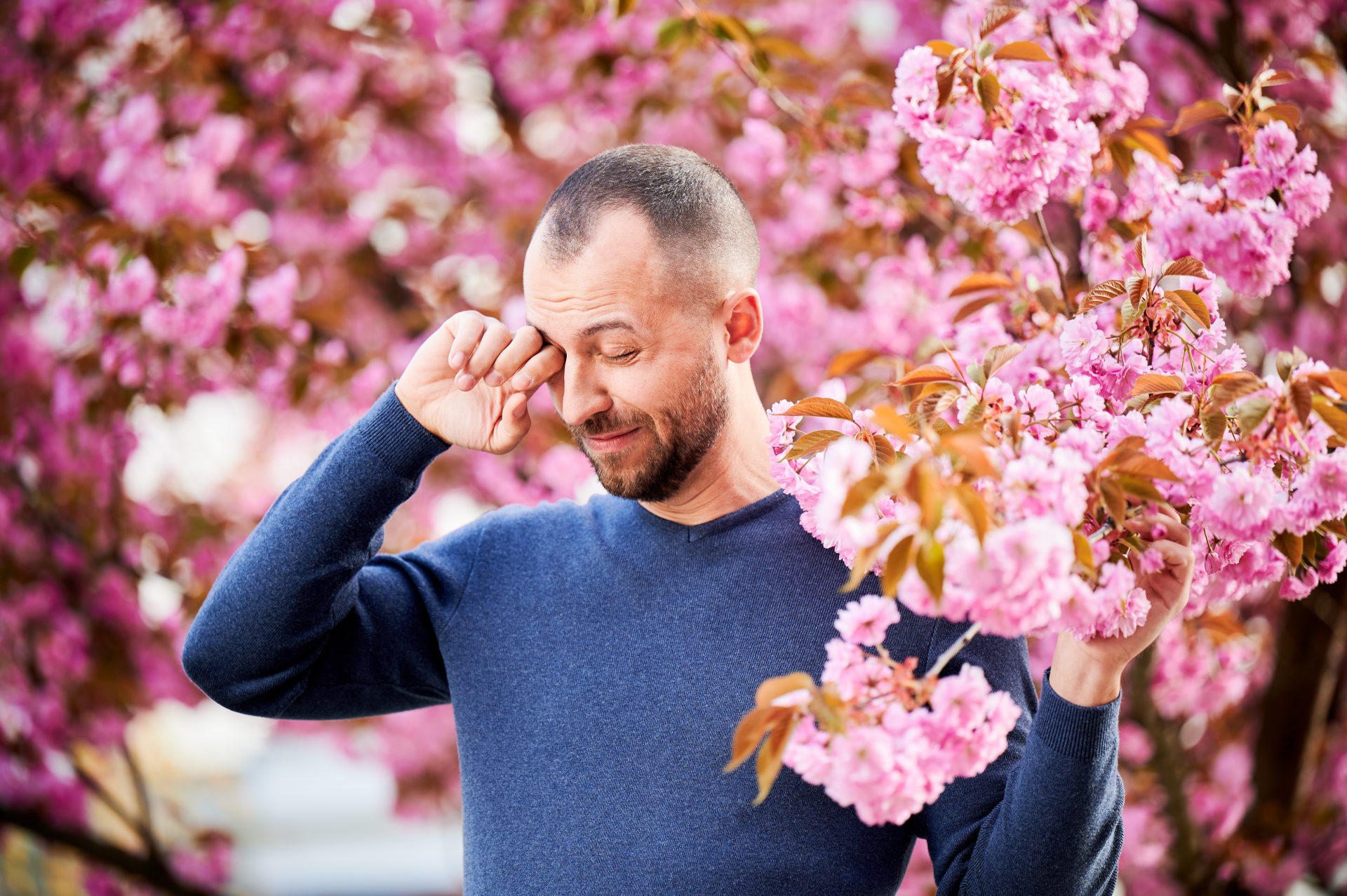 uomo con allergia primaverile