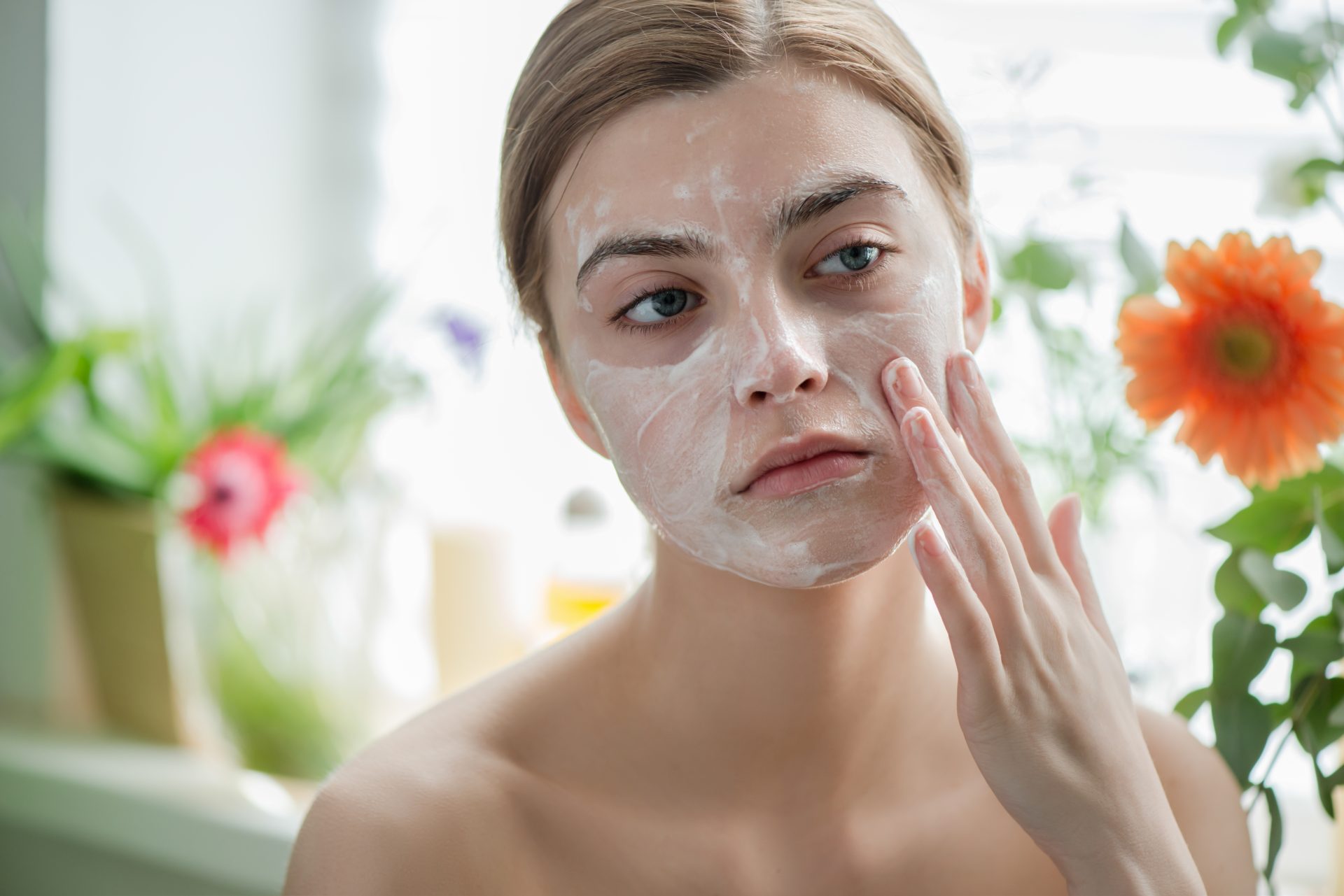 giovane donna deterge il viso
