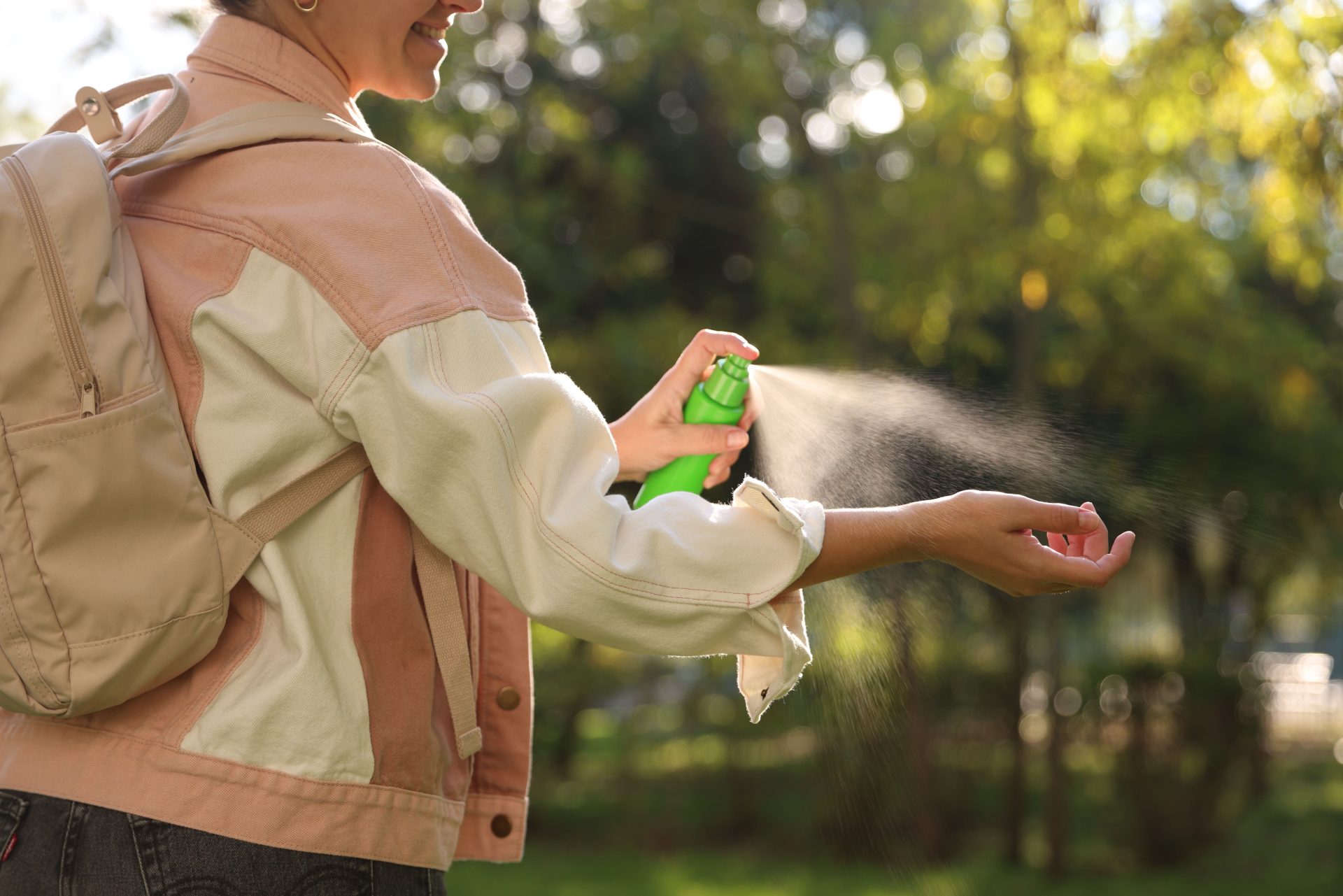donna applica repellente per zecche