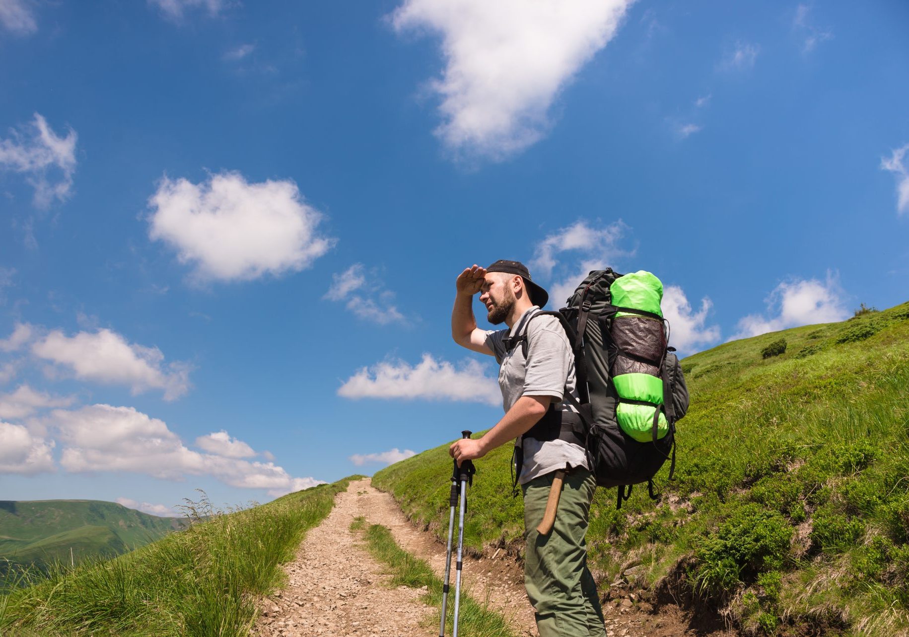 uomo con zaino fa trekking su sentiero