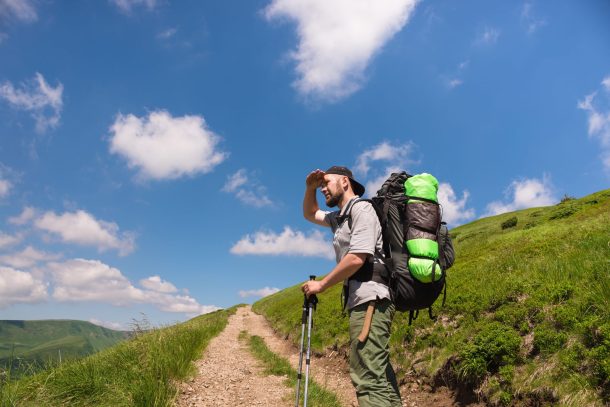 puntura-zecca_cover uomo con zaino fa trekking su sentiero