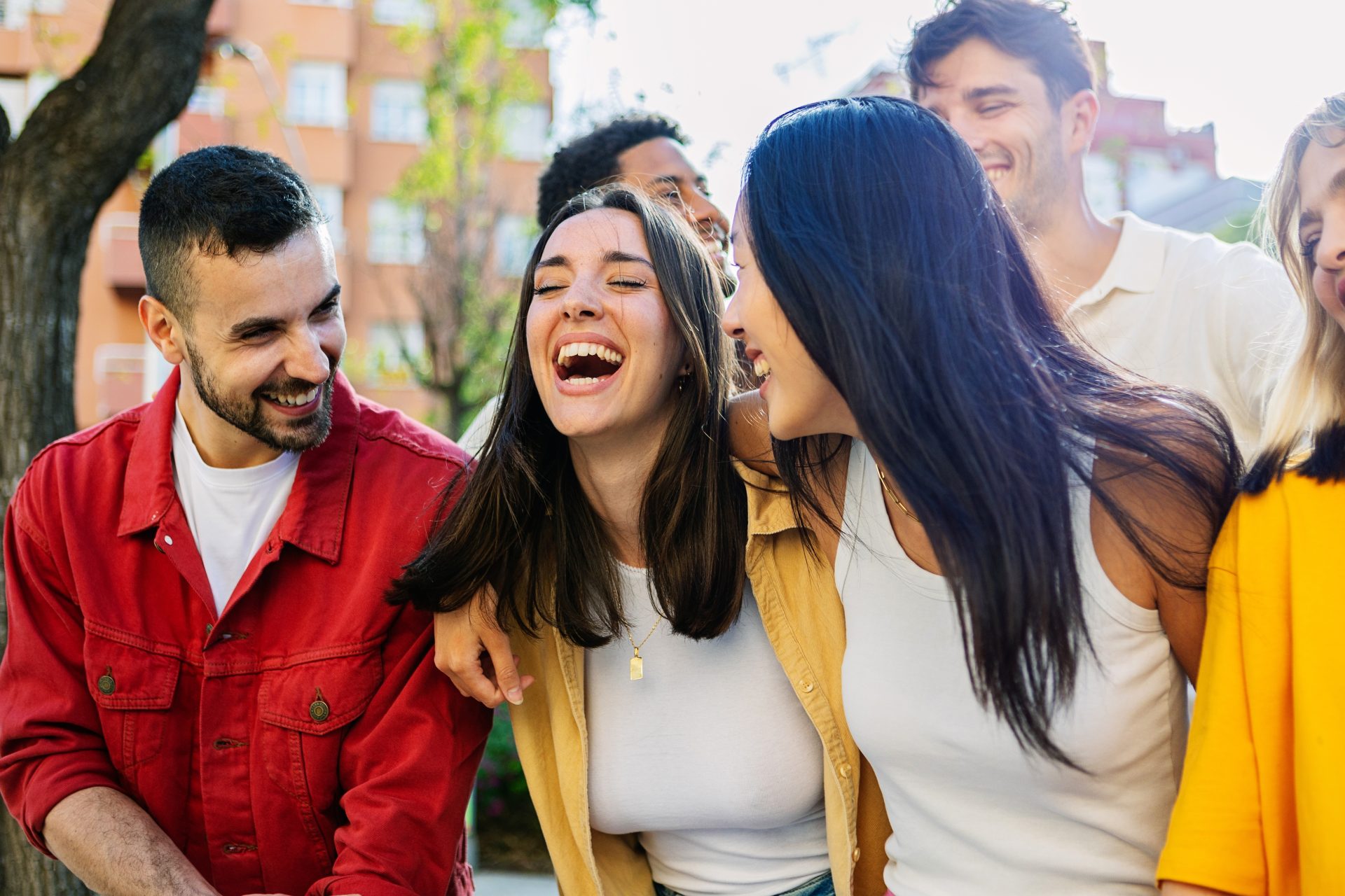 gruppo di giovani uomini e donne sorridenti