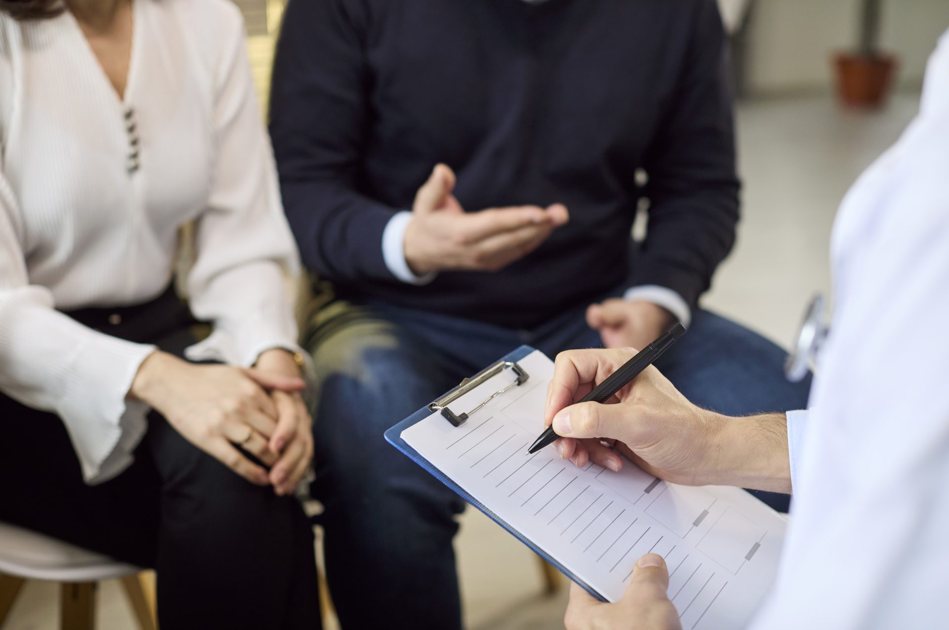uomo e donna durante consulto medico