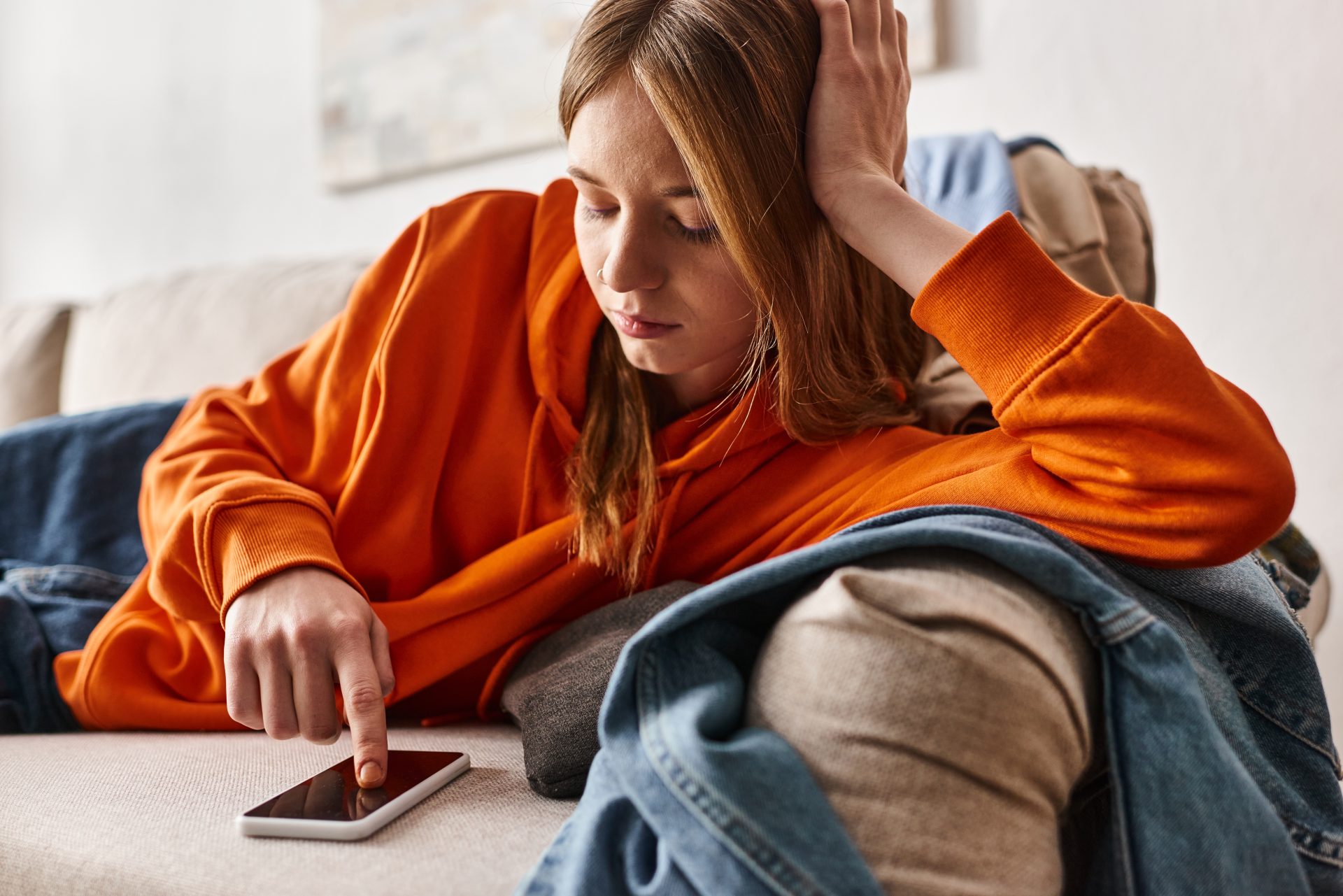 ragazza triste utilizza smartphone