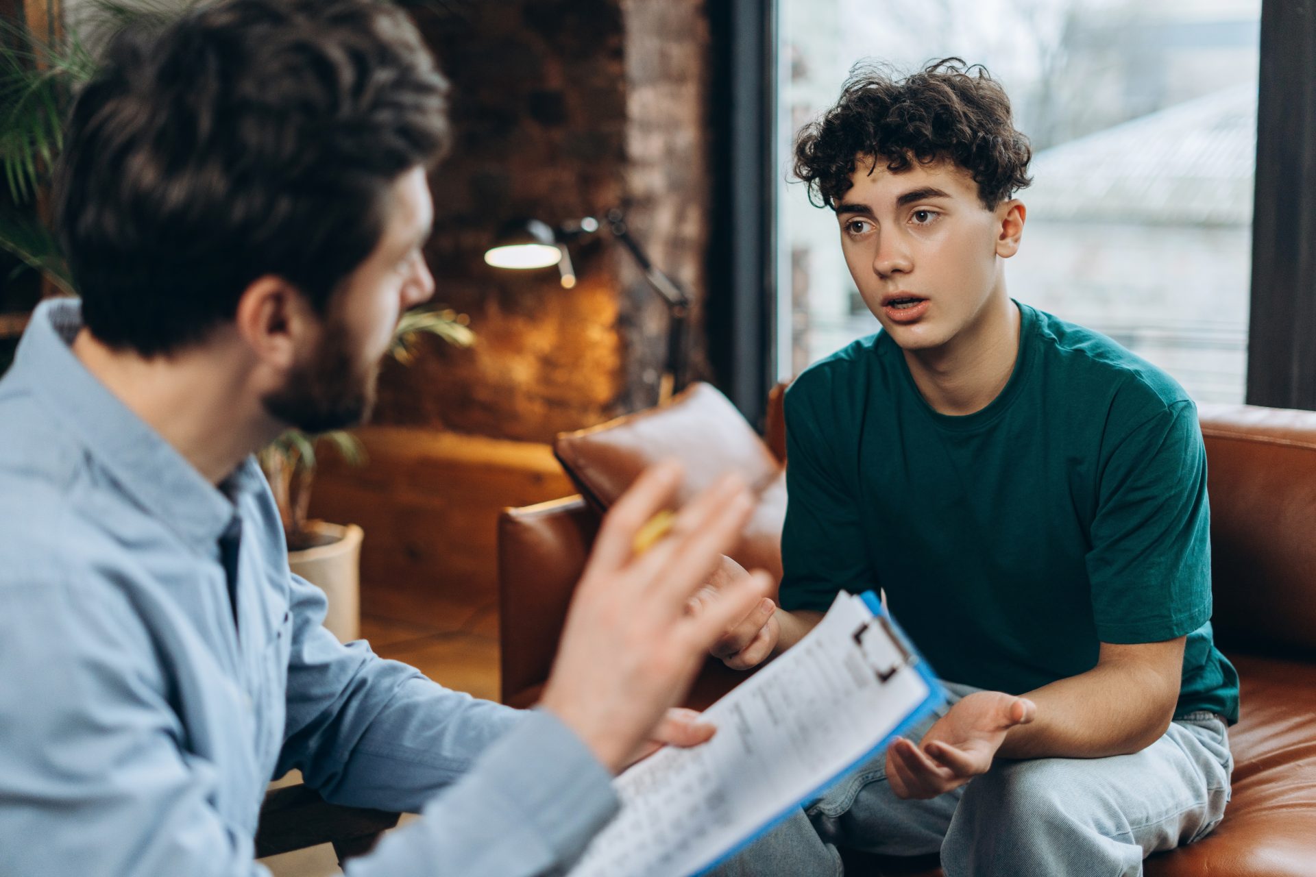 ragazzo in seduta con psicoterapeuta