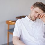 giovane uomo stressato