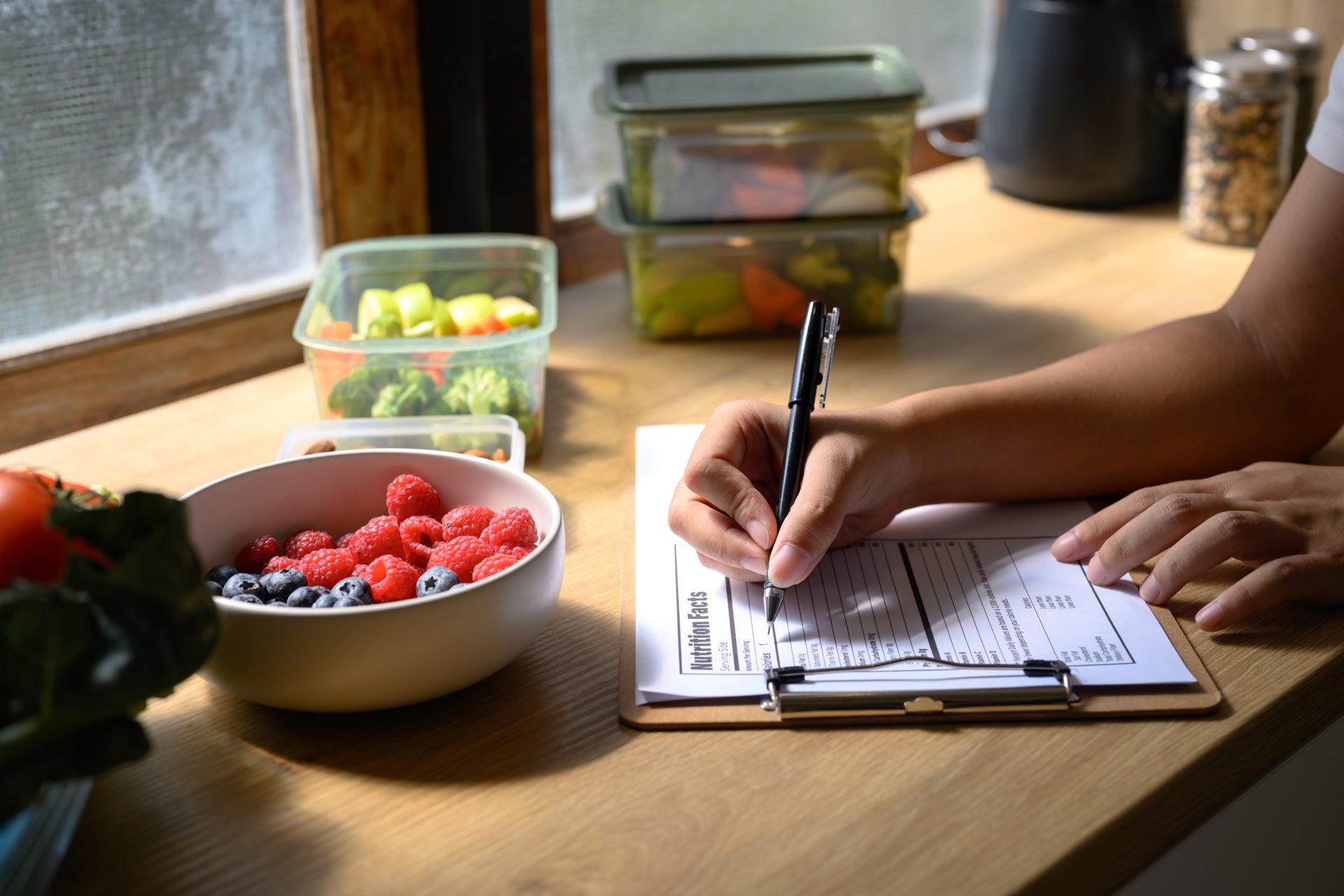 persona scrive piano alimentare