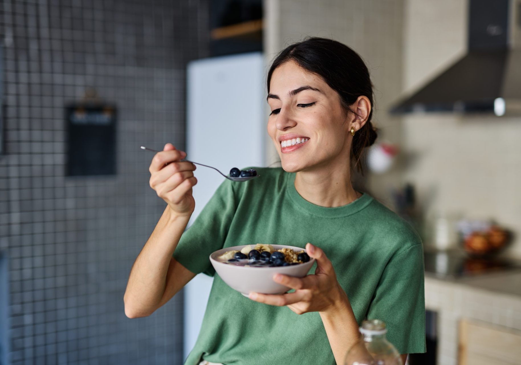 giovane donna mangia ciotola di porridge