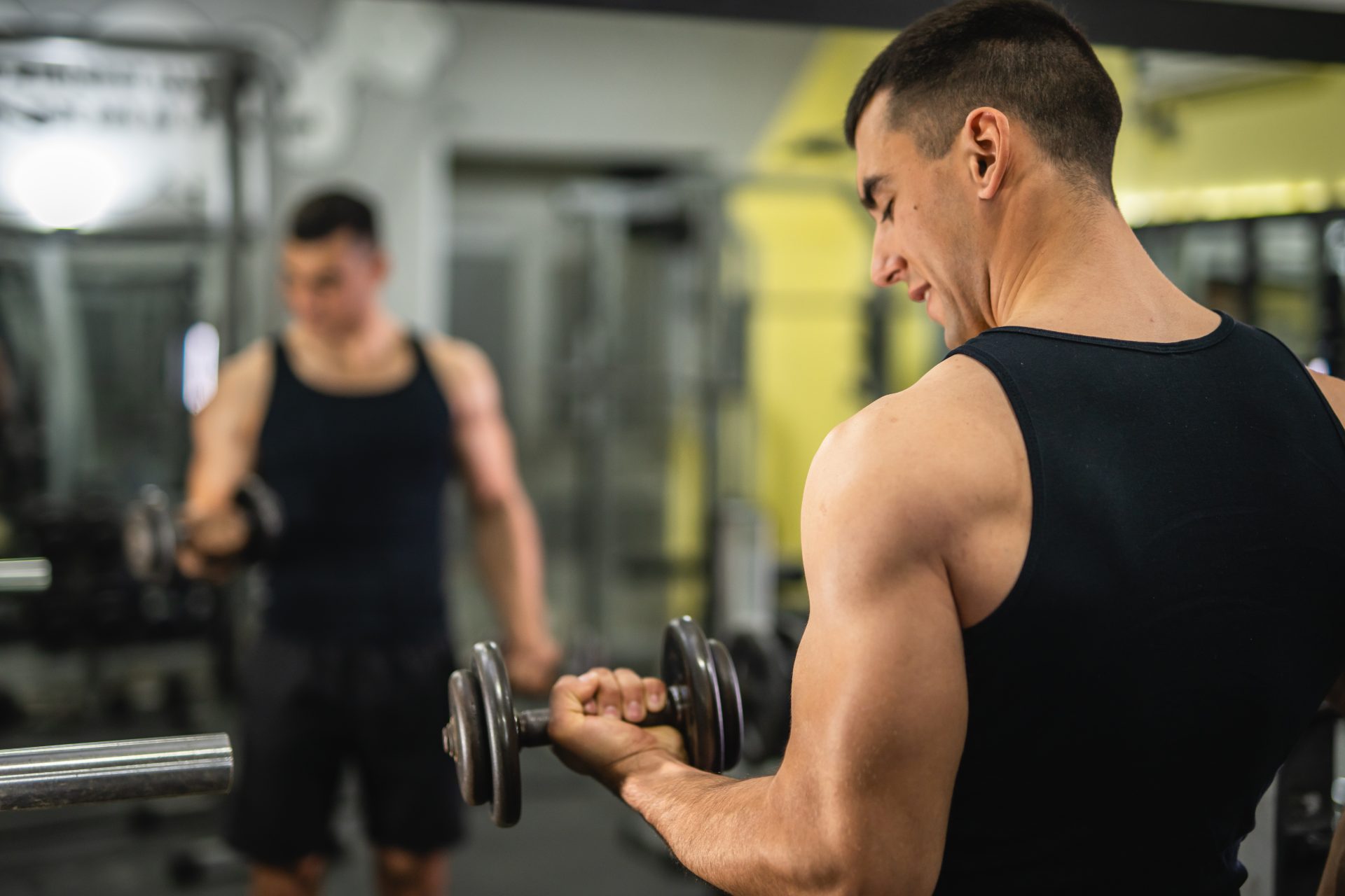 giovane uomo allena bicipiti in palestra