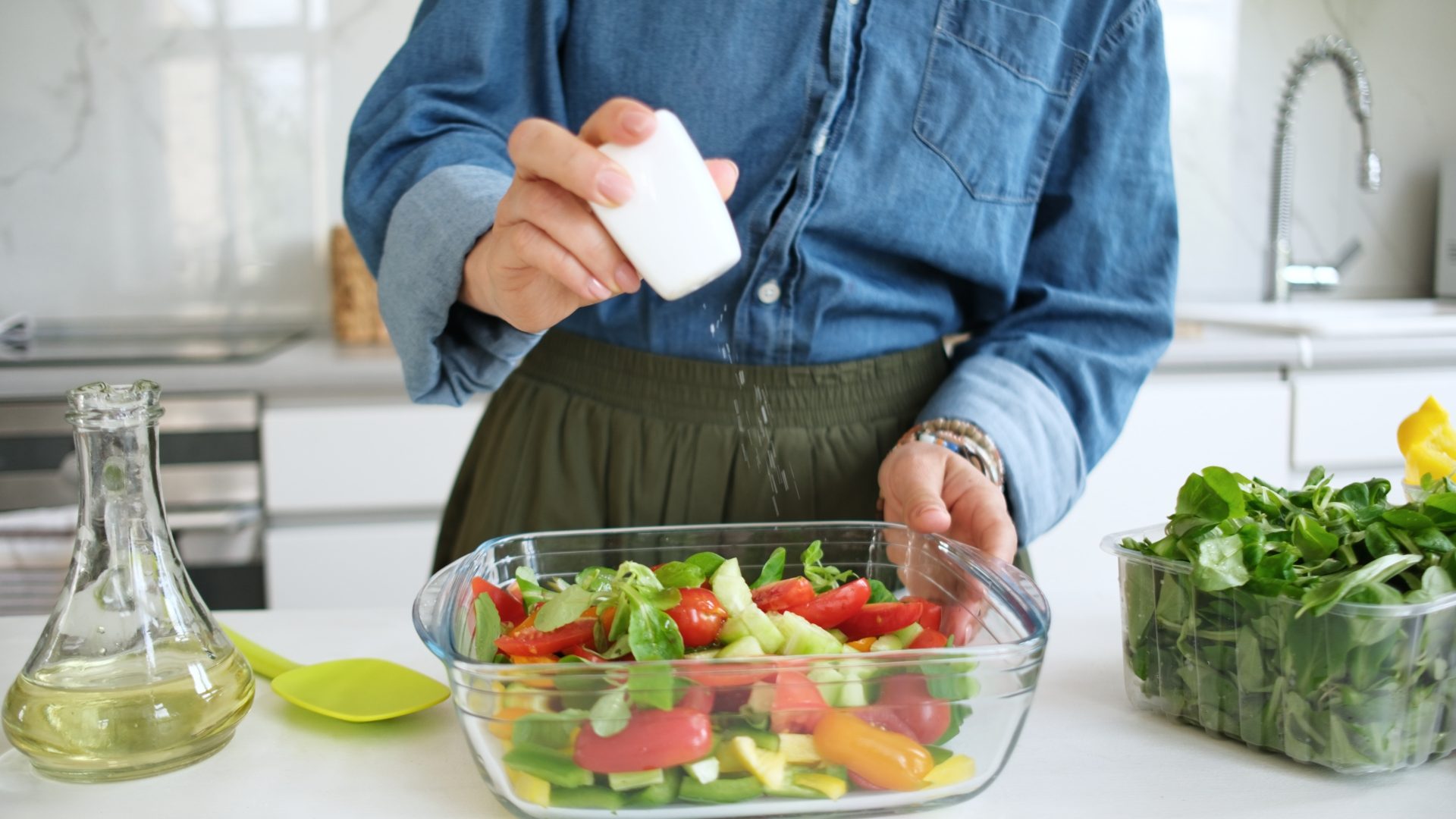 donna mette sale nell'insalata