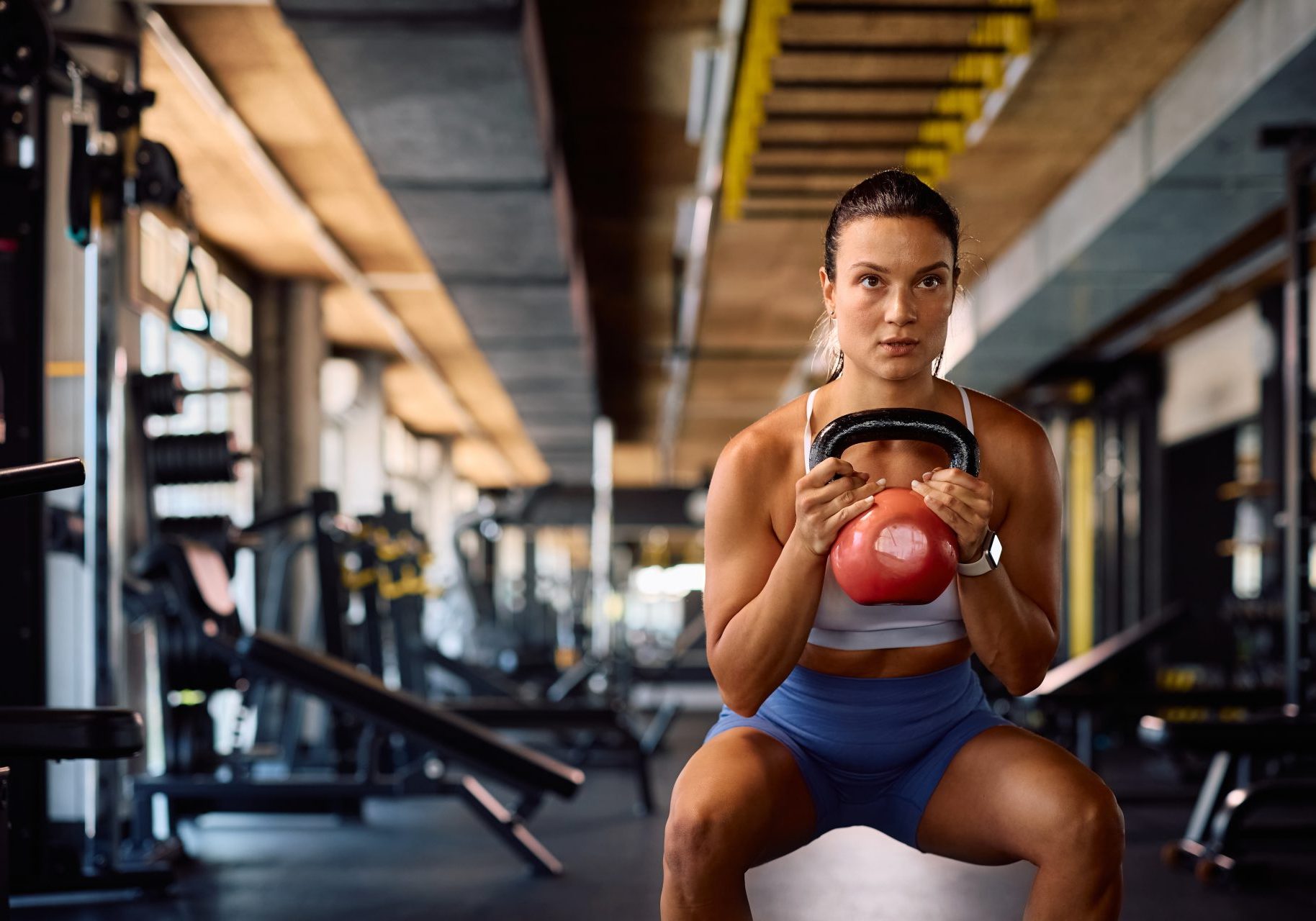 donna si allena in palestra