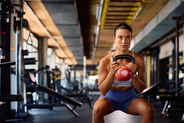 donna si allena in palestra