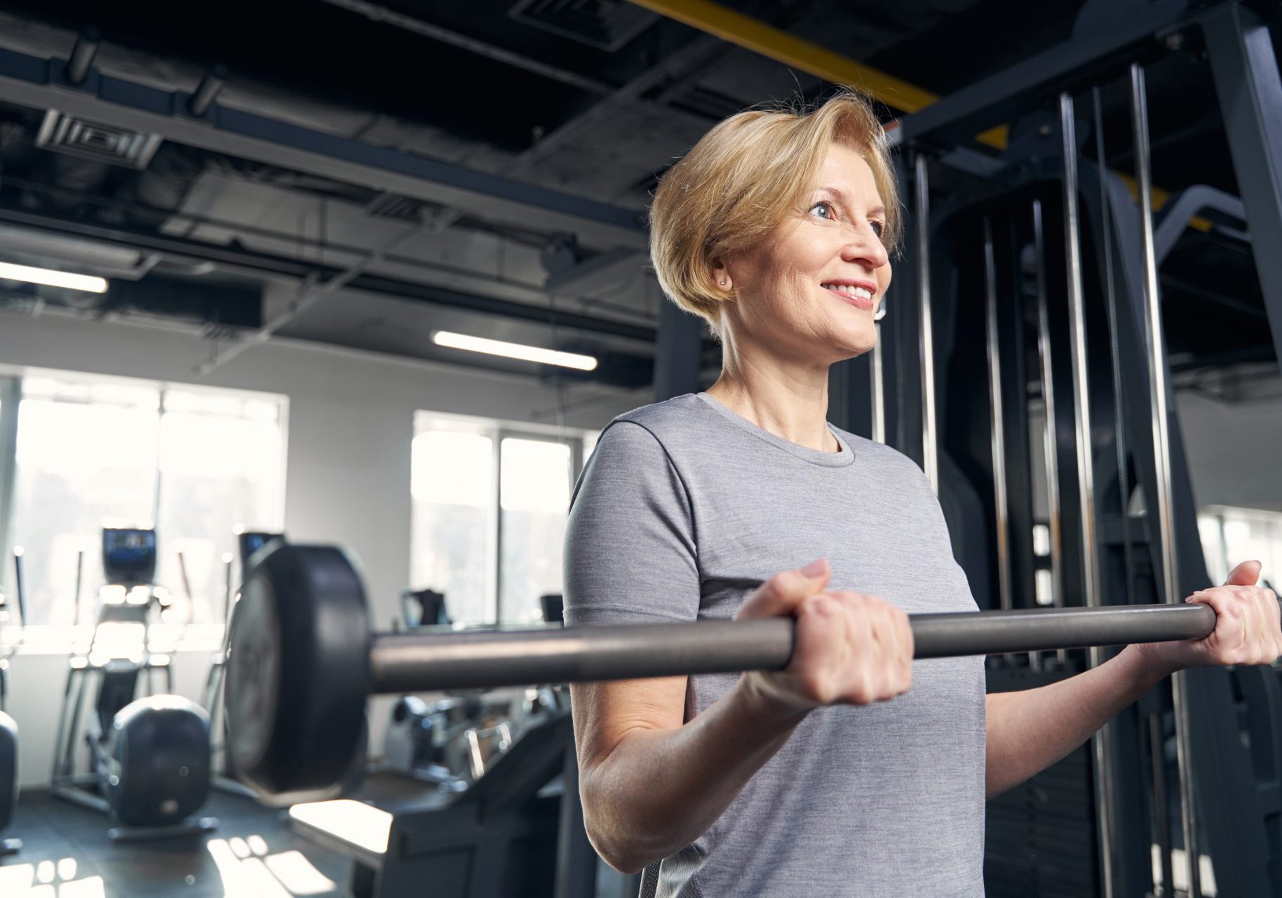 donna solleva bilanciere in palestra