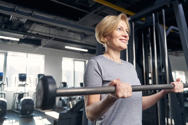 osteoporosi-prevenzione_cover donna solleva bilanciere in palestra
