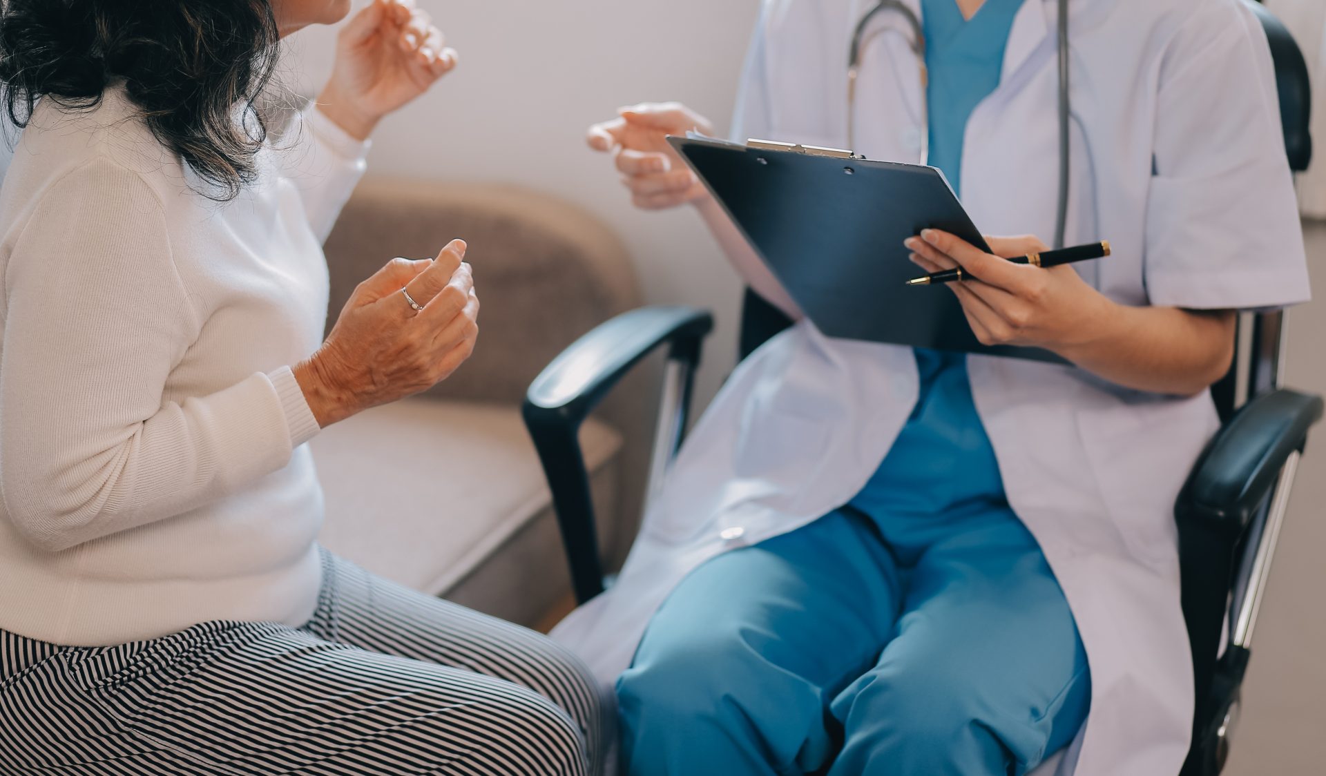 donna parla con medico durante visita
