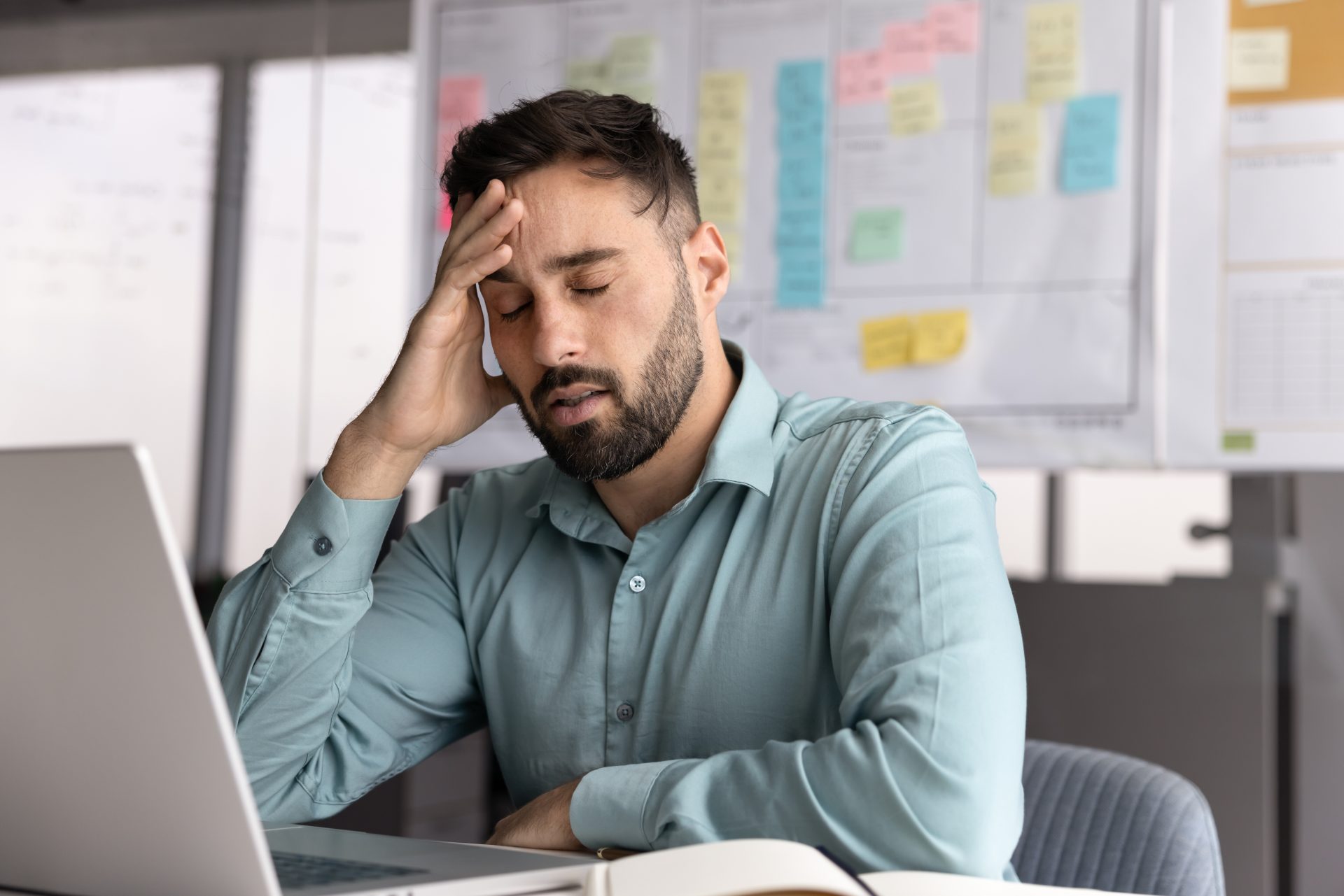 uomo con giramento di testa per pressione bassa