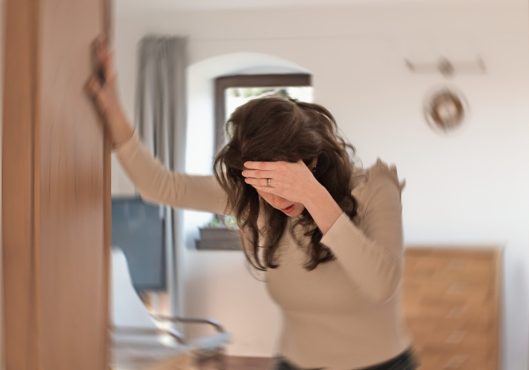 donna con capogiro per pressione bassa