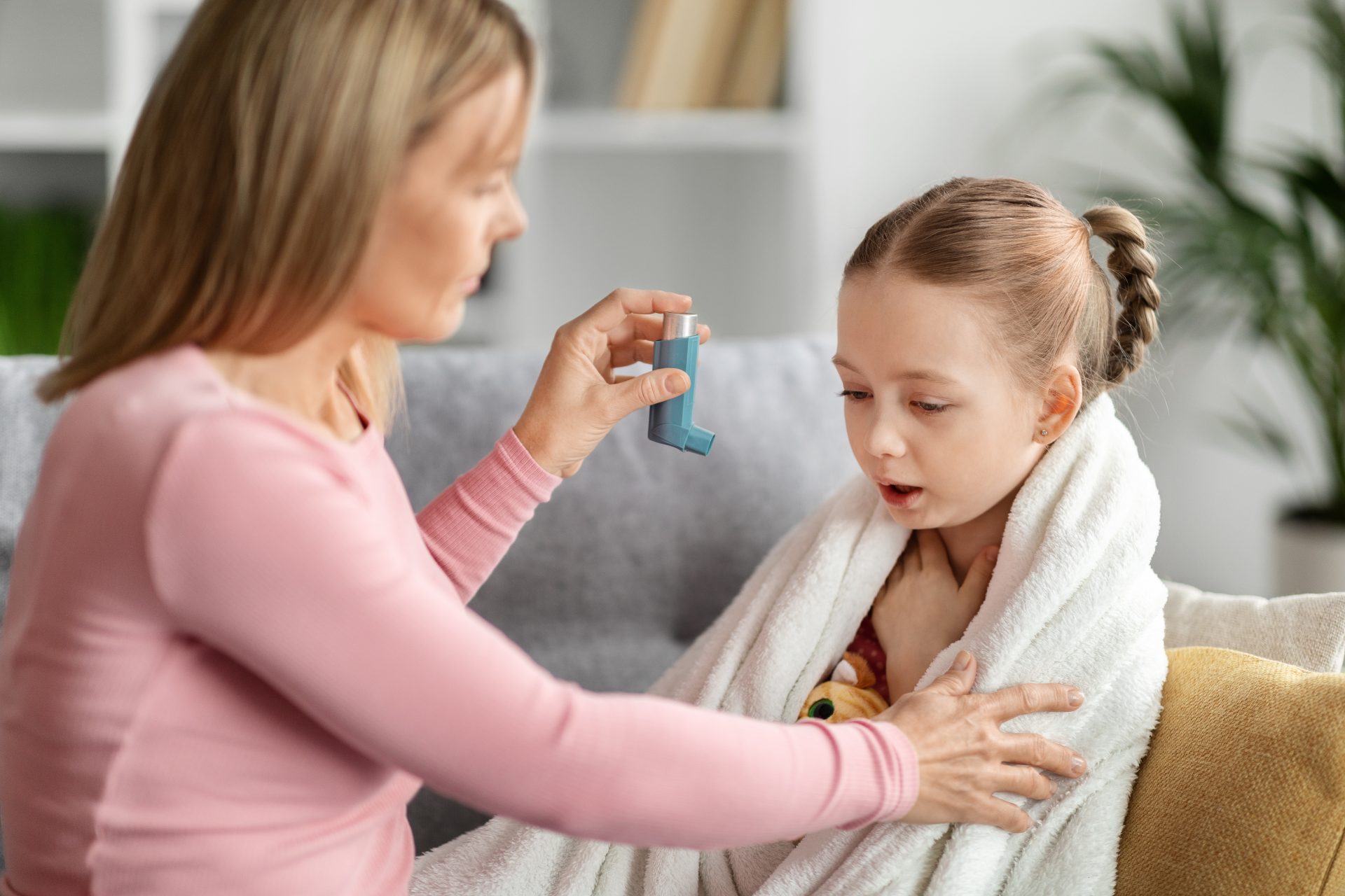 madre porge inalatore alla figlia asmatica