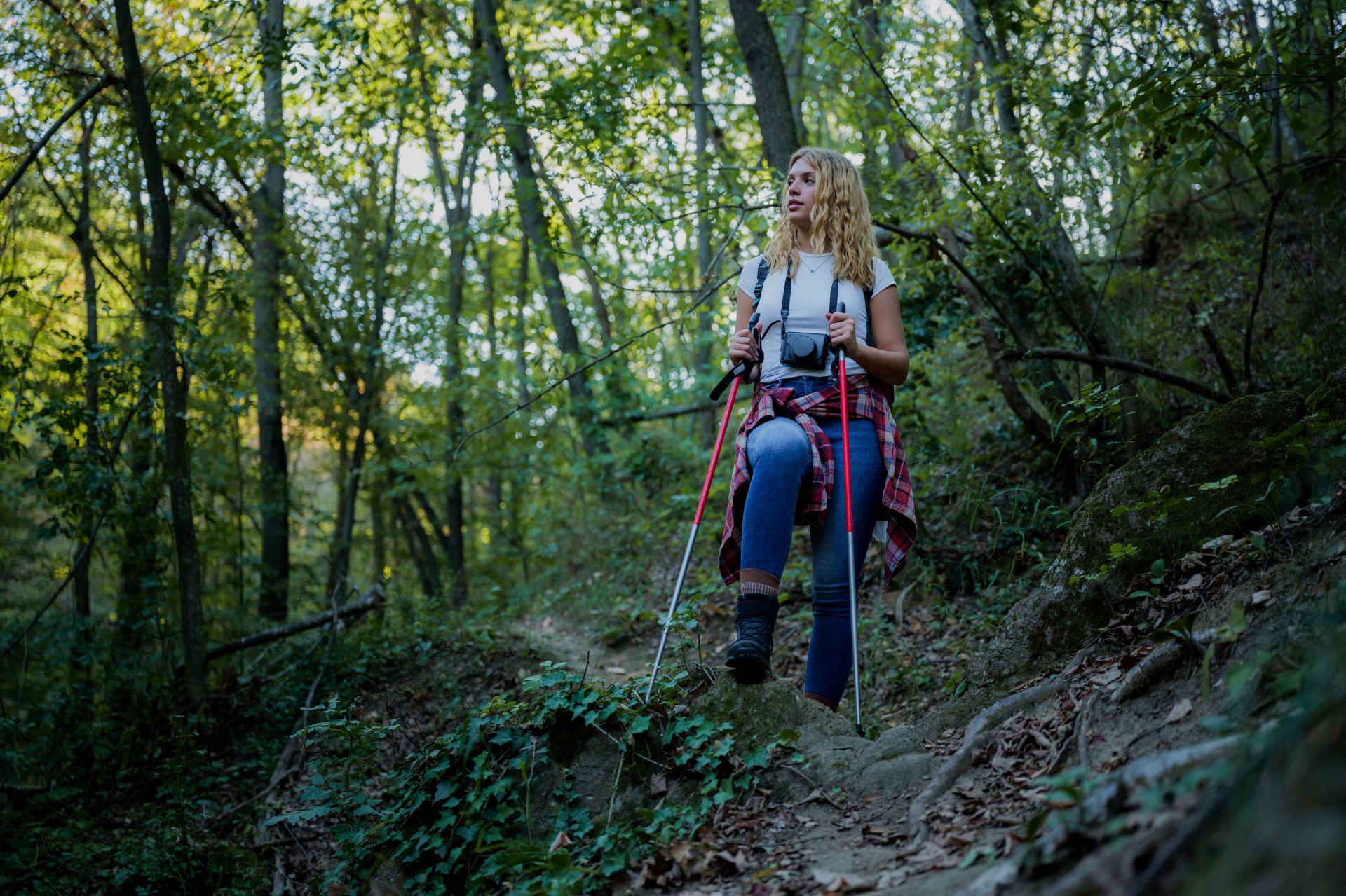 ragazza fa trekking in un bosco