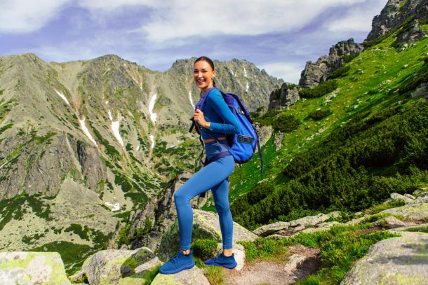 giovane donna fa trekking in montagna