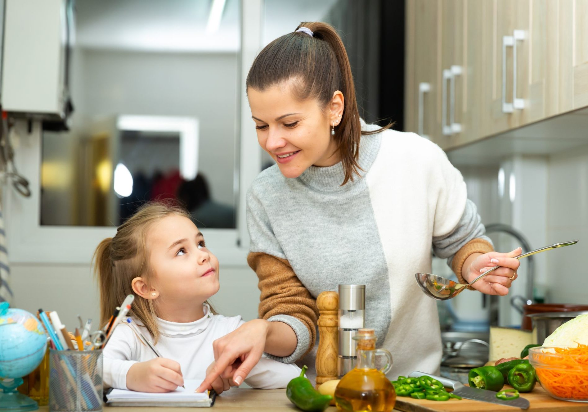 madre e bambina in cucina