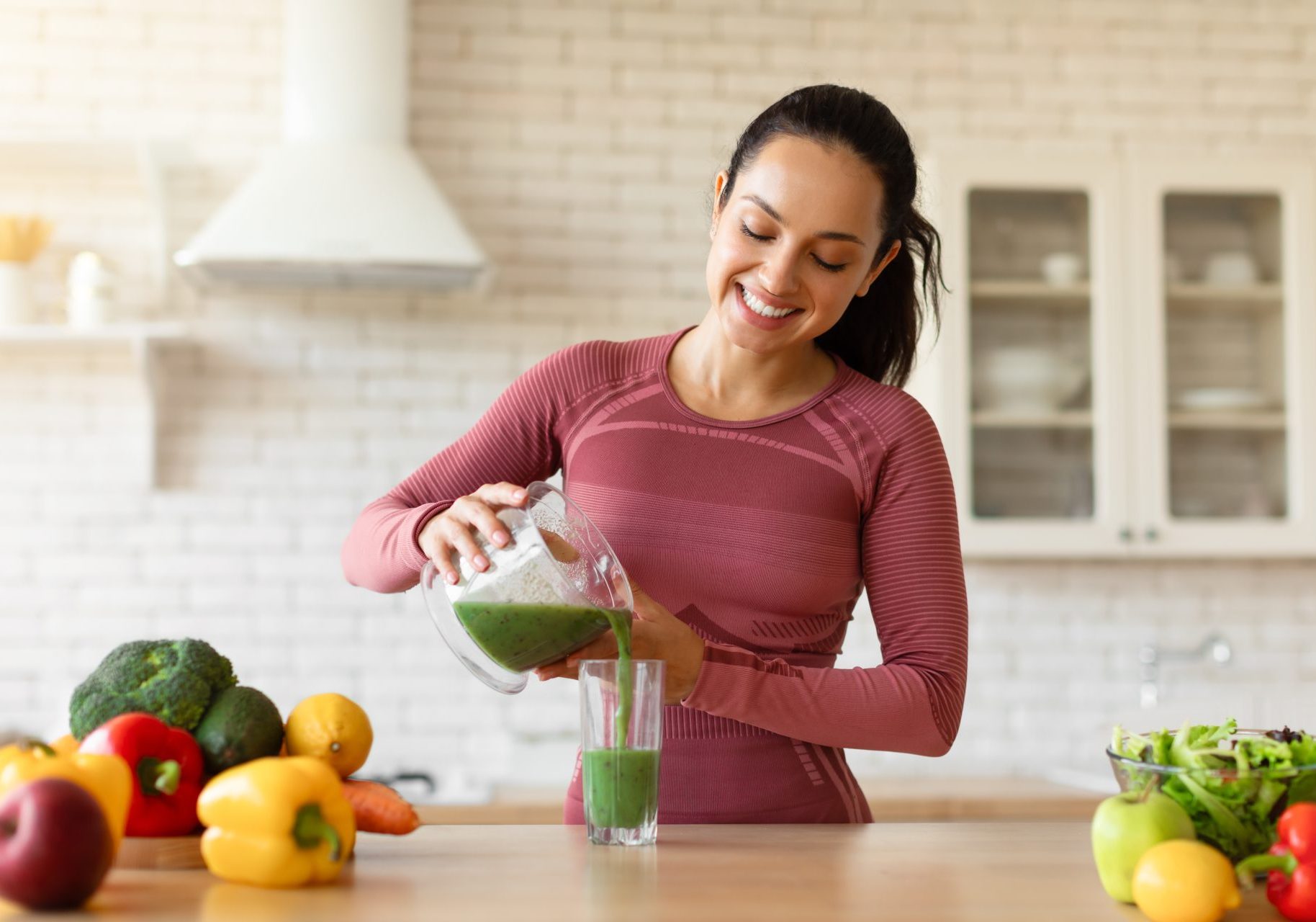alimentazione-sportiva_cover donna sportiva prepara frullato di frutta e verdura