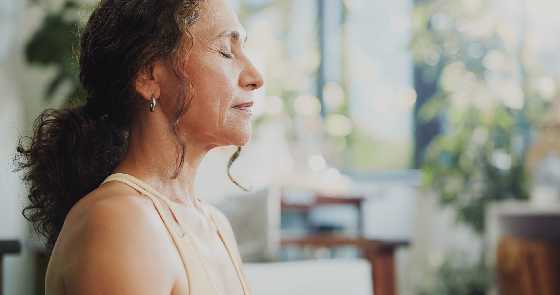 donna fa meditazione