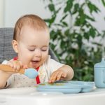 bambino piccolo mangia secondo autosvezzamento