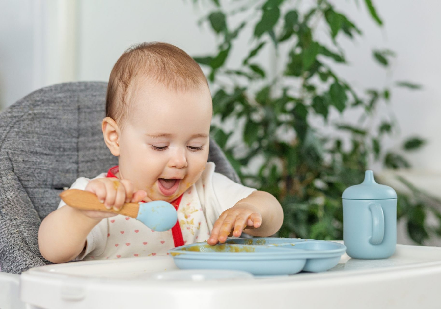 bambino piccolo mangia secondo autosvezzamento