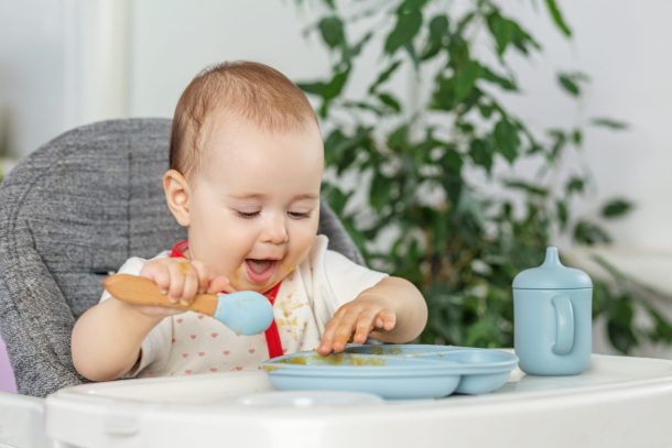 autosvezzamento_cover bambino piccolo mangia secondo autosvezzamento