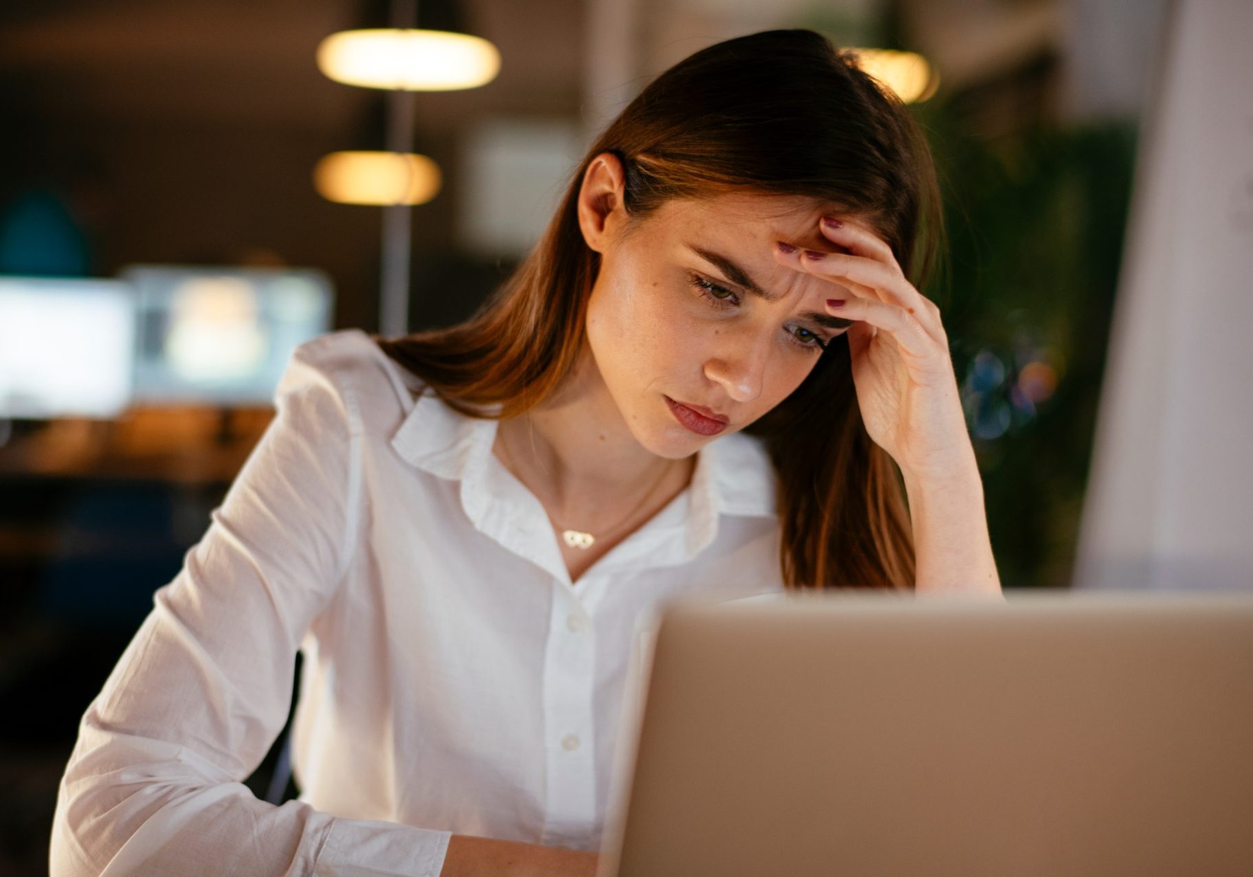 burnout-prevenzione_cover giovane donna stressata al computer