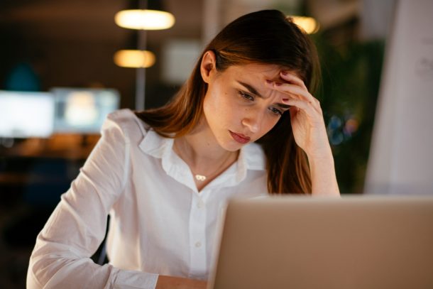 burnout-prevenzione_cover giovane donna stressata al computer