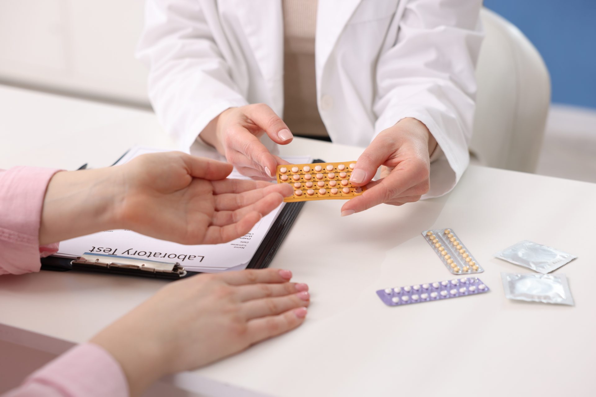 ginecologa mostra metodi contraccettivi a paziente