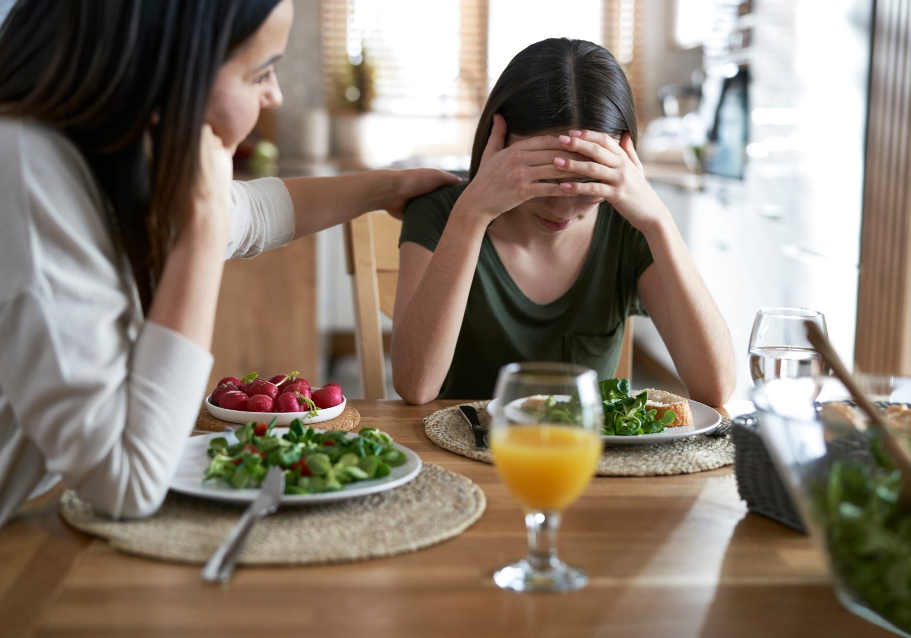 disturbi-alimentari-aiuto_cover madre conforta figlia con disturbi alimentari