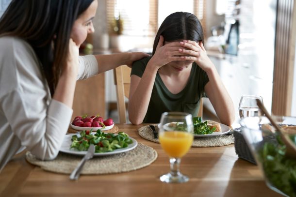 madre conforta figlia con disturbi alimentari
