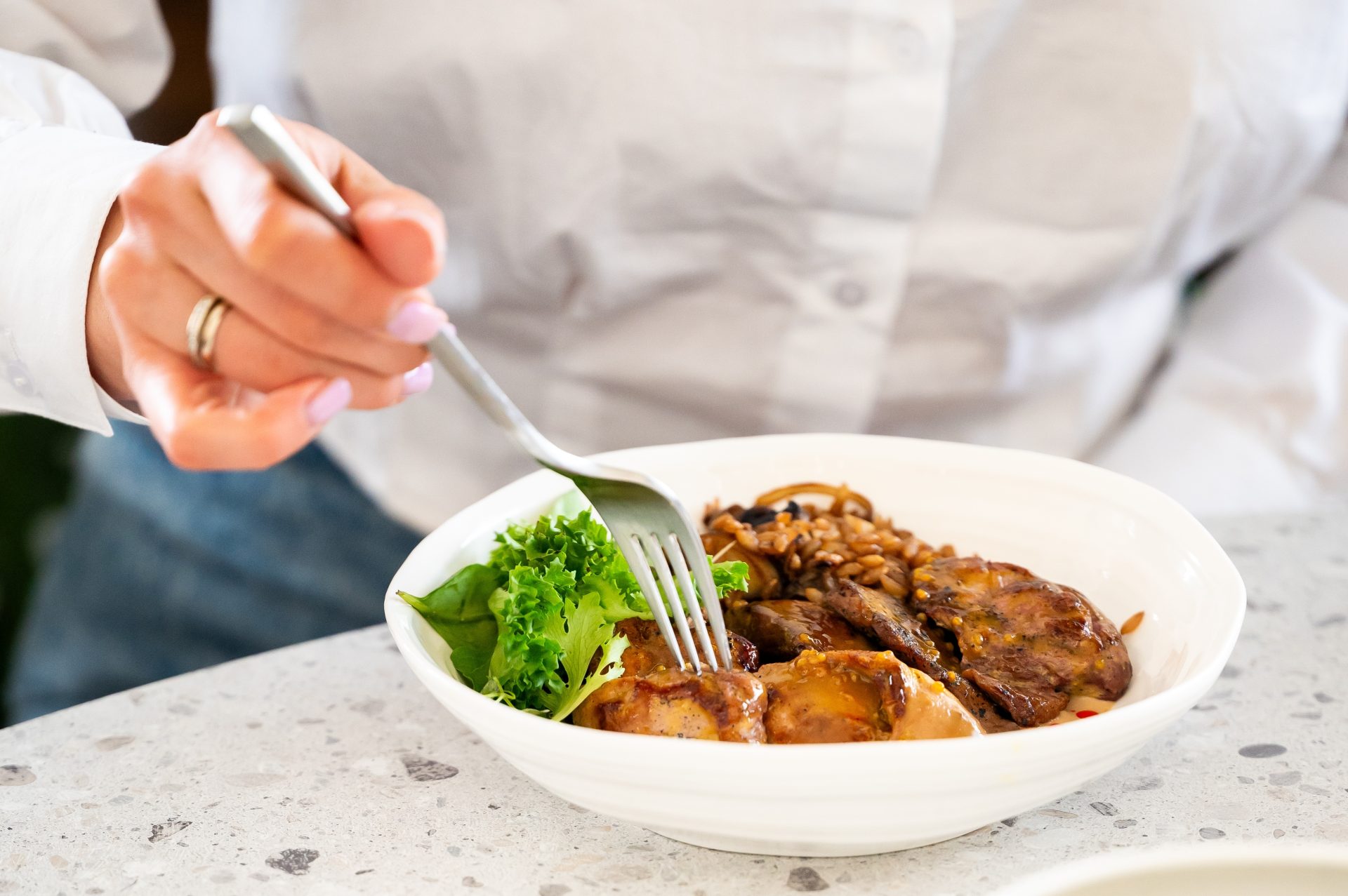 persona con piatto di carne e insalata