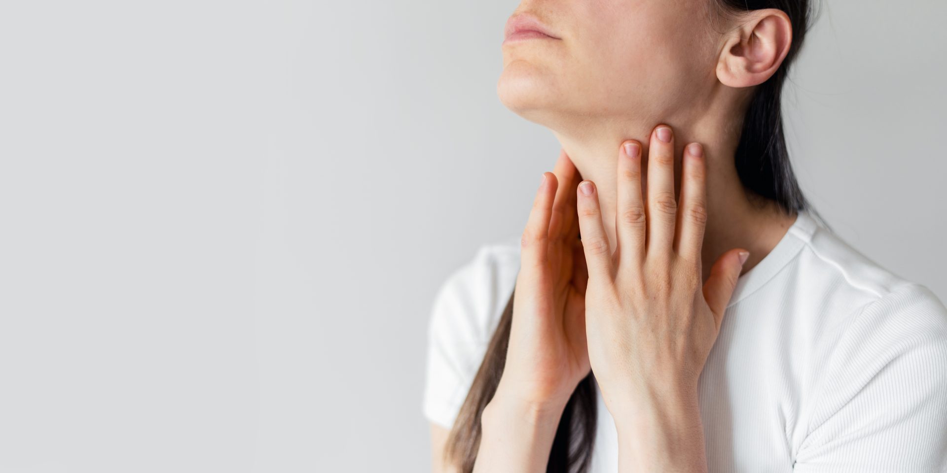 donna tocca linfonodi ingrossati sul collo