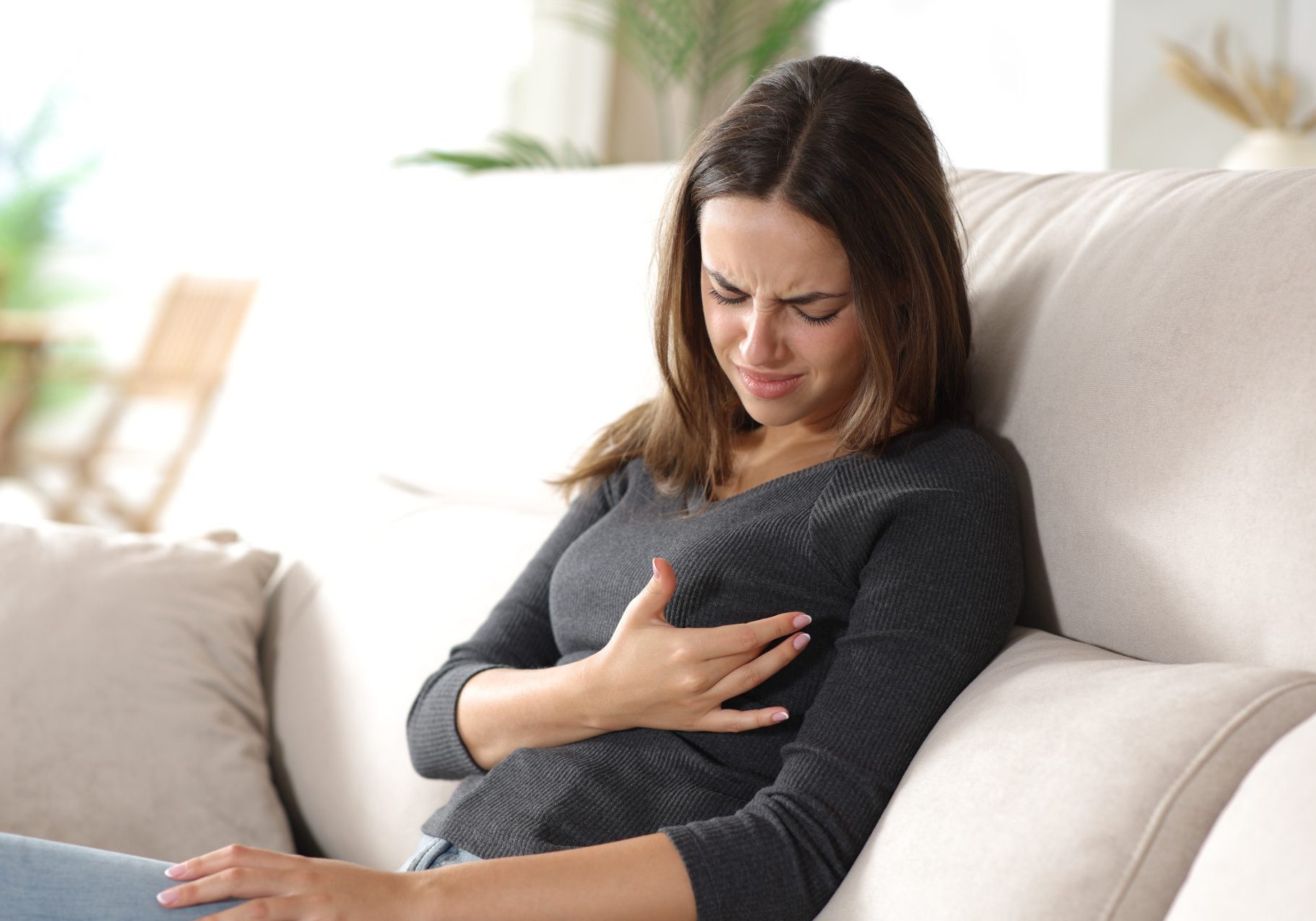 mastite donna con dolore al seno causato da mastite