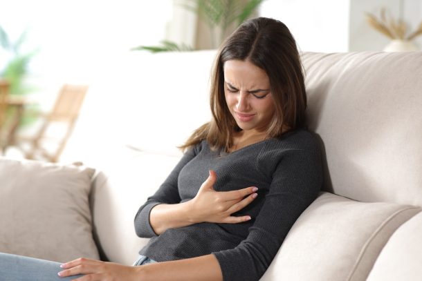 mastite donna con dolore al seno causato da mastite