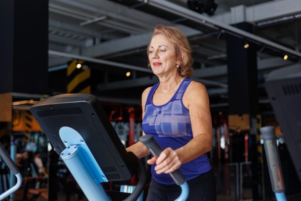 metabolismo-lento_cover donna anziana su ellittica in palestra