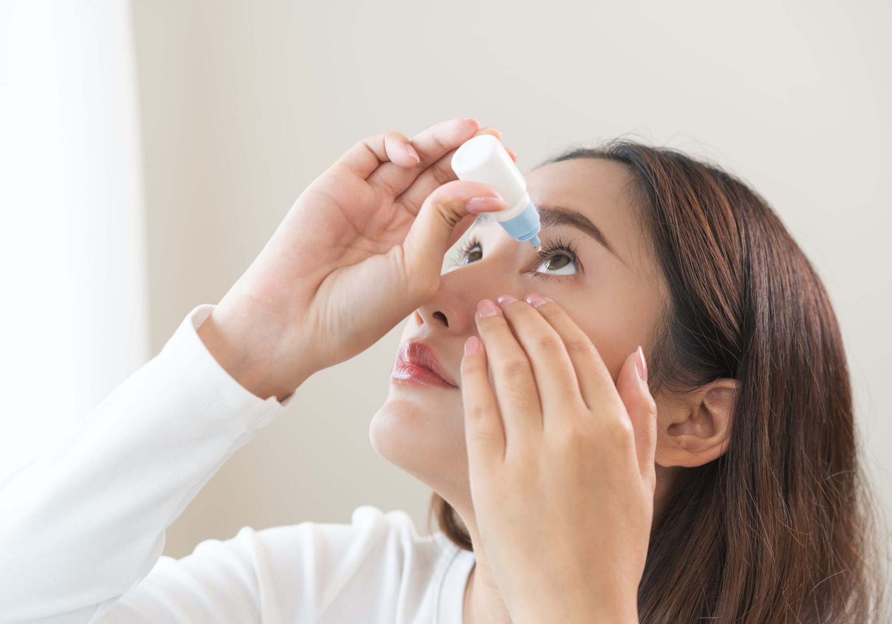 ragazza usa gocce oculari