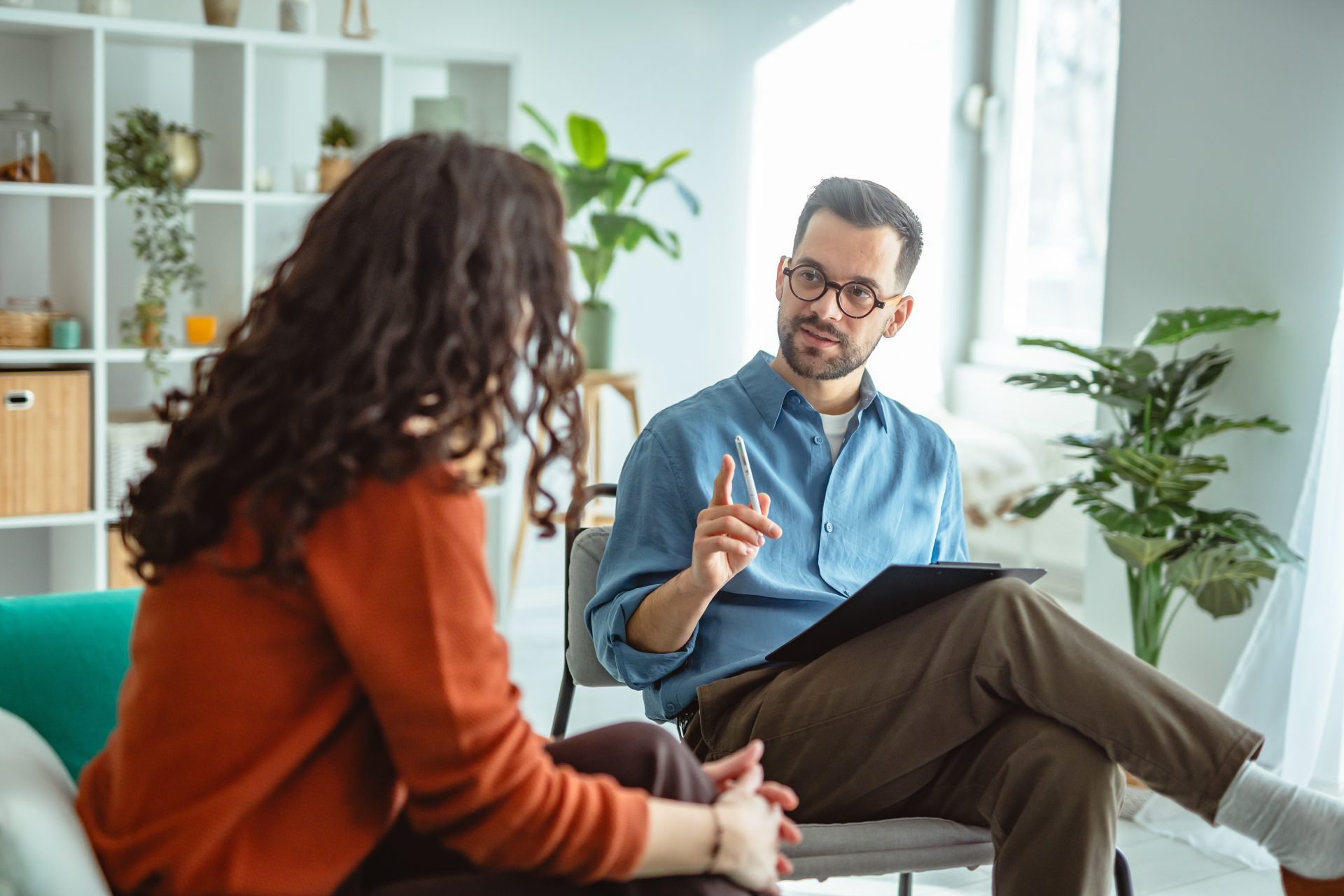 donna in seduta di psicoterapia con psicologo 