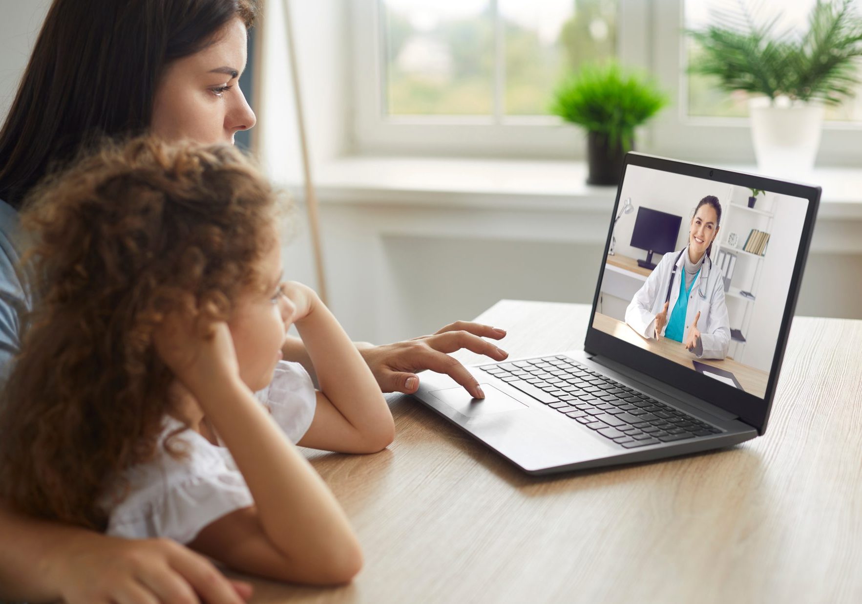 mamma e figlia in videochat con pediatra